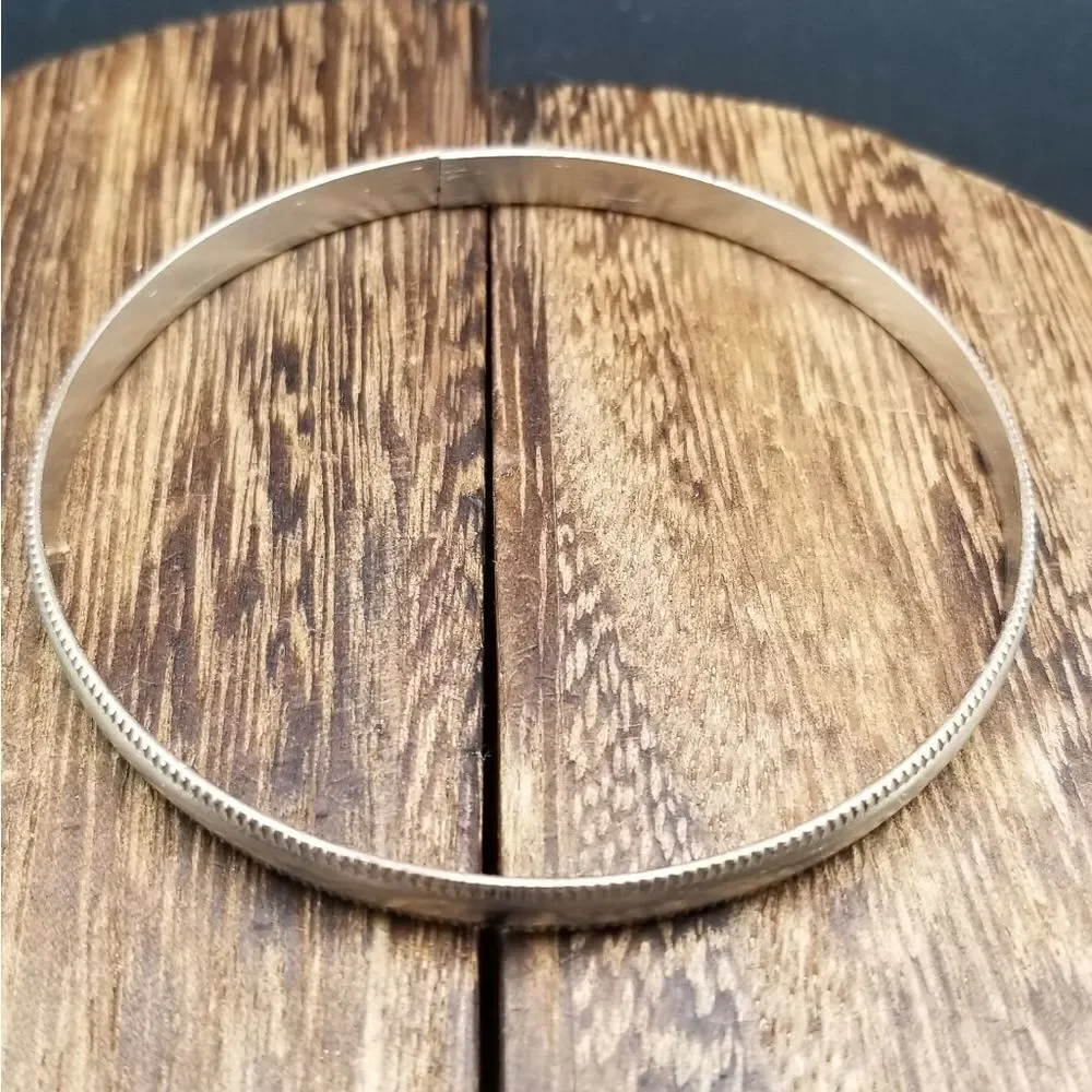 Silver tone framed bracelet B936